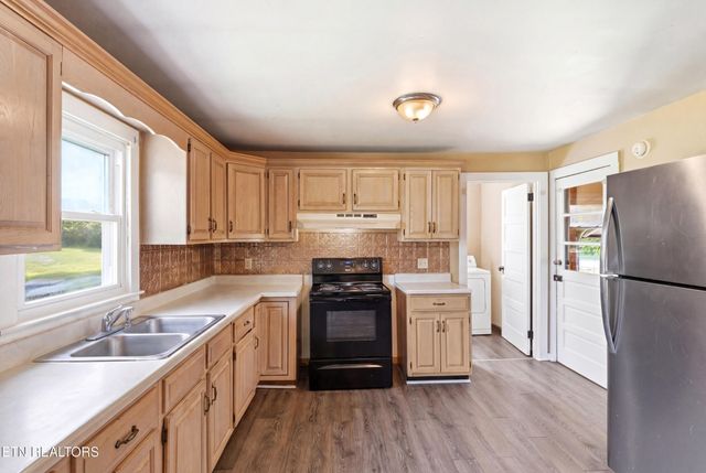 824 Oliver Springs Hwy, Clinton, TN 37716