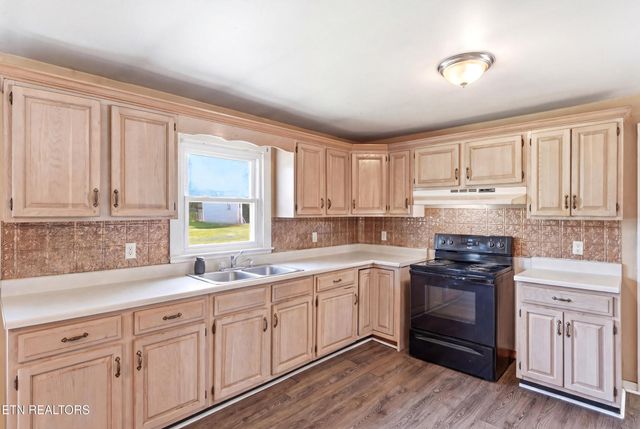 824 Oliver Springs Hwy, Clinton, TN 37716