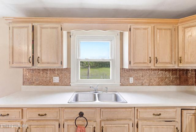824 Oliver Springs Hwy, Clinton, TN 37716