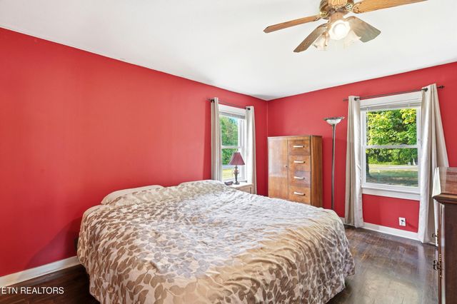 824 Oliver Springs Hwy, Clinton, TN 37716