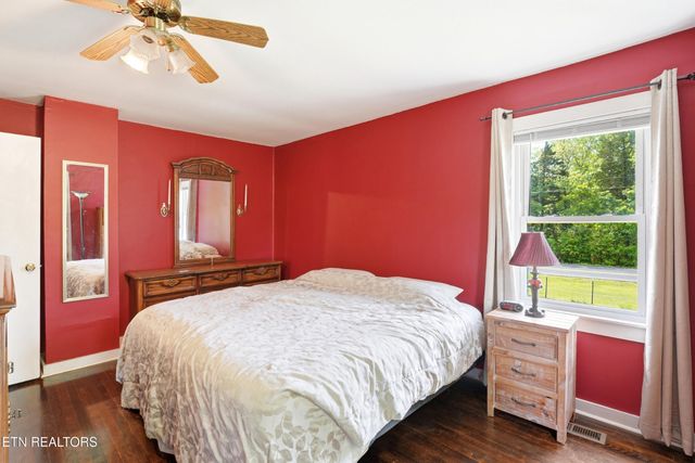824 Oliver Springs Hwy, Clinton, TN 37716