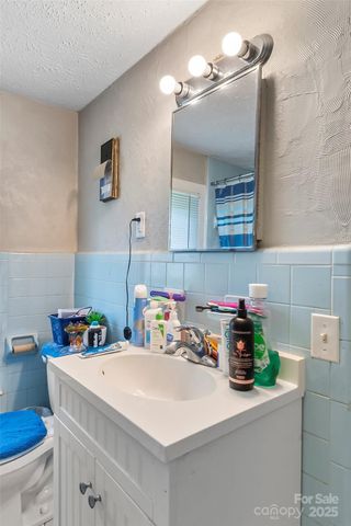 713 3RD Street SE, Hickory, NC 28602