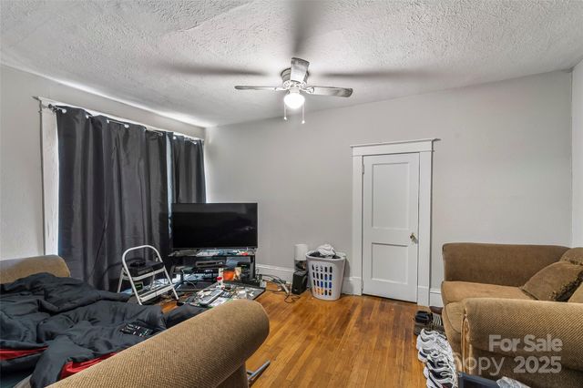 713 3RD Street SE, Hickory, NC 28602