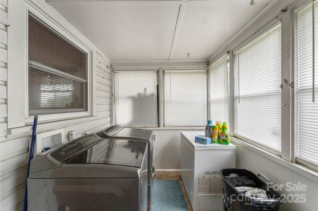713 3RD Street SE, Hickory, NC 28602
