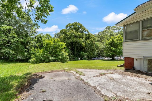 713 3RD Street SE, Hickory, NC 28602