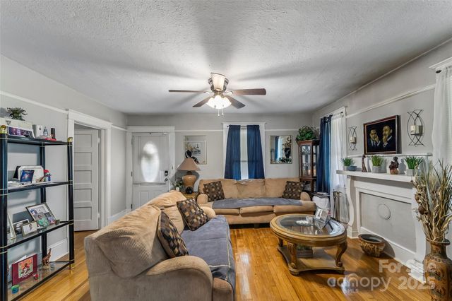 713 3RD Street SE, Hickory, NC 28602