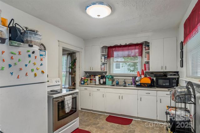 713 3RD Street SE, Hickory, NC 28602