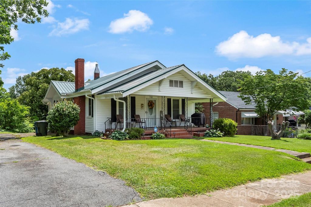 713 3RD Street SE, Hickory, NC 28602