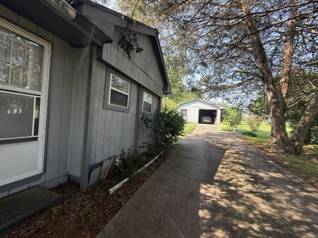 2109 Willow Grove Hwy, Allons, TN 38541