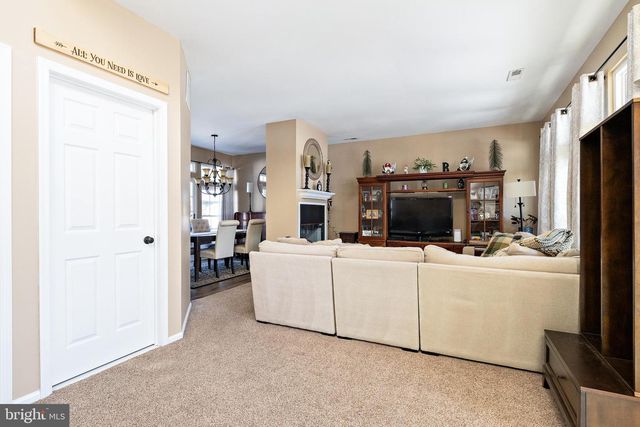 425 LONGFELLOW DR, Williamstown, NJ 08094