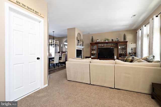 425 LONGFELLOW DR, Williamstown, NJ 08094