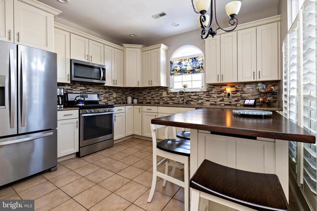 425 LONGFELLOW DR, Williamstown, NJ 08094