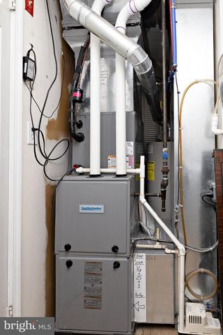 425 LONGFELLOW DR, Williamstown, NJ 08094