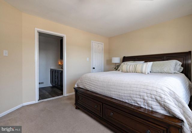 425 LONGFELLOW DR, Williamstown, NJ 08094