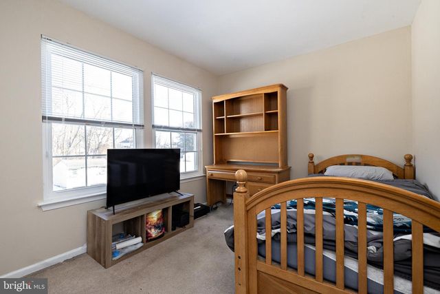 425 LONGFELLOW DR, Williamstown, NJ 08094