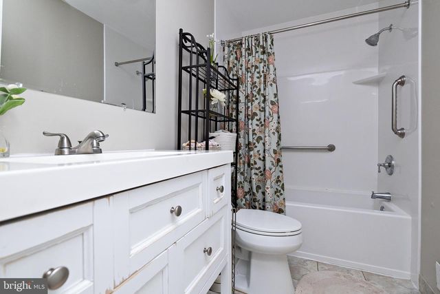 425 LONGFELLOW DR, Williamstown, NJ 08094