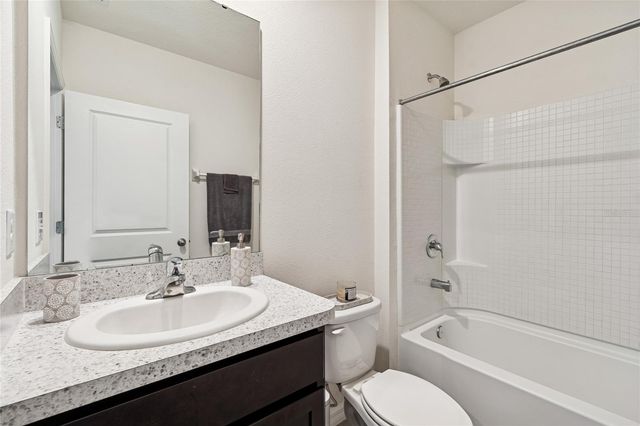 5221 HILLSIDE MEADOW PLACE, Tampa, FL 33610