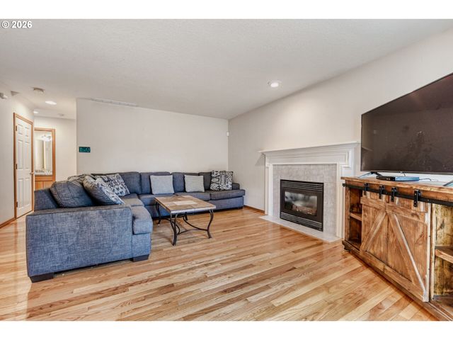 17441 Wake Robin Cir, Oregon City, OR 97045