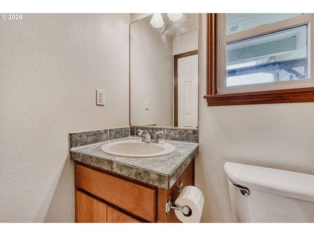 17441 Wake Robin Cir, Oregon City, OR 97045