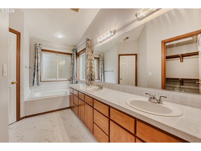 17441 Wake Robin Cir, Oregon City, OR 97045