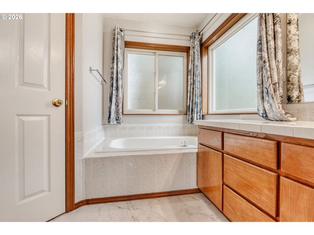 17441 Wake Robin Cir, Oregon City, OR 97045