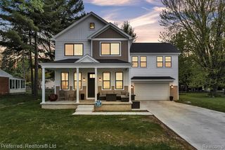 5264 Cooley Lake Road, Waterford, MI 48327