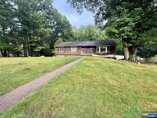 60 Eileen Drive, Mahwah, NJ 07430