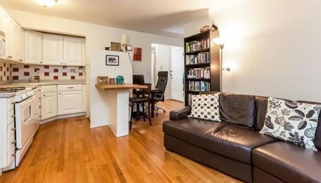 150 Beaconsfield Rd 3, Brookline, MA 02445