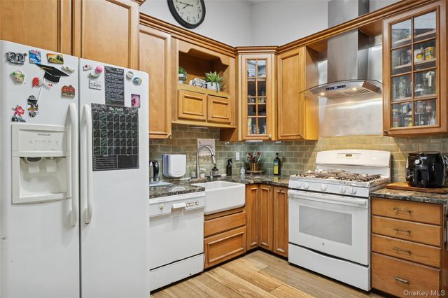 6 Montauk Boulevard, East Hampton, NY 11937