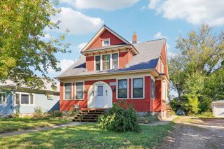 324 N Madison Street, Woodstock, IL 60098