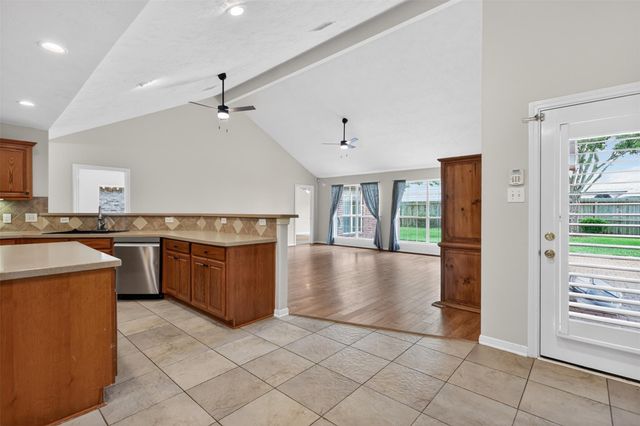 2223 Meadows Boulevard, League City, TX 77573