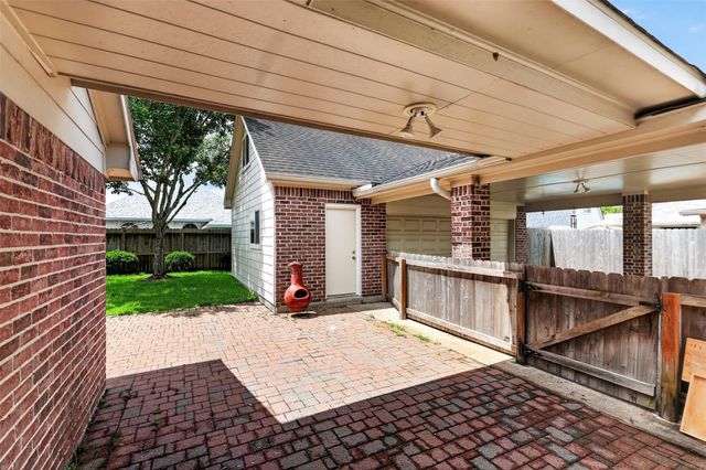 2223 Meadows Boulevard, League City, TX 77573