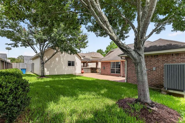 2223 Meadows Boulevard, League City, TX 77573
