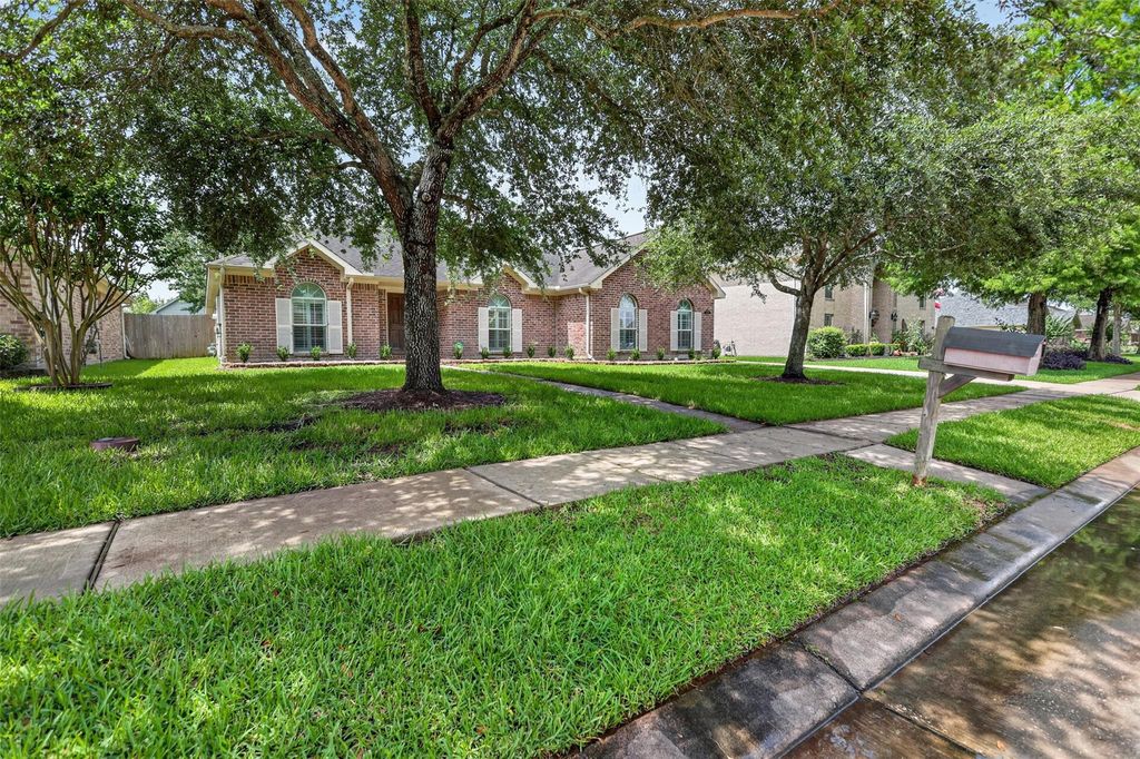 2223 Meadows Boulevard, League City, TX 77573