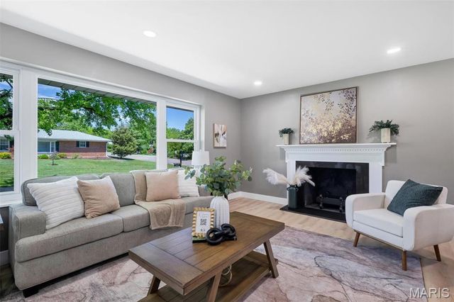 1401 Norman Place, St Louis, MO 63122