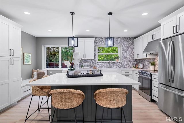 1401 Norman Place, St Louis, MO 63122