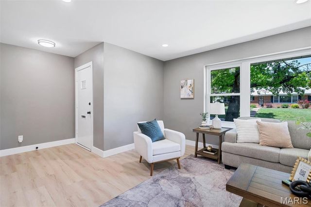 1401 Norman Place, St Louis, MO 63122
