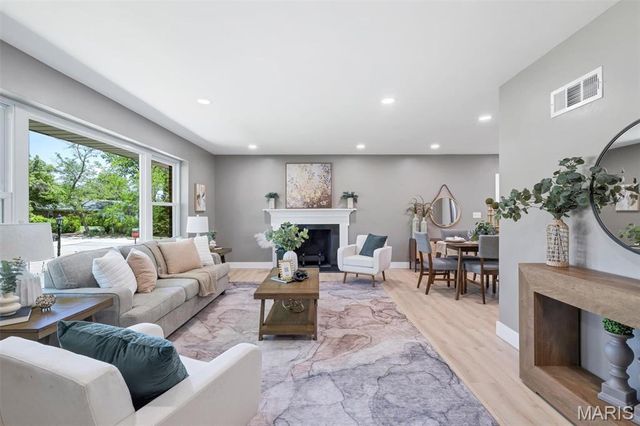 1401 Norman Place, St Louis, MO 63122