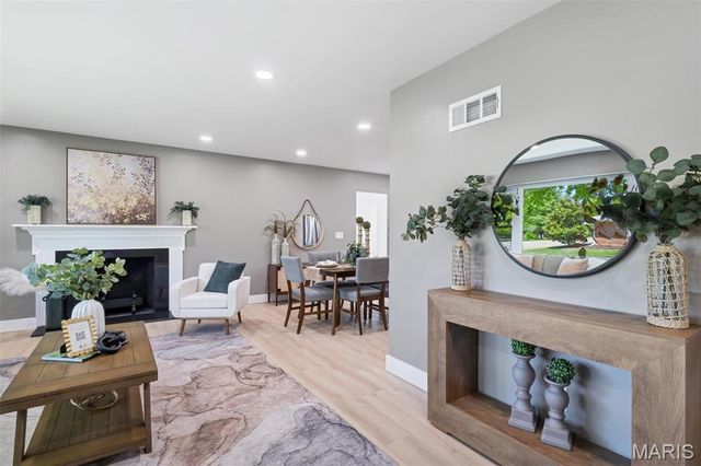 1401 Norman Place, St Louis, MO 63122