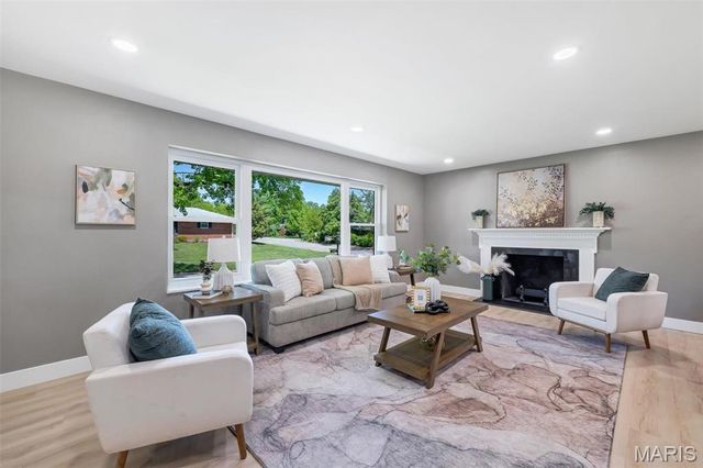 1401 Norman Place, St Louis, MO 63122