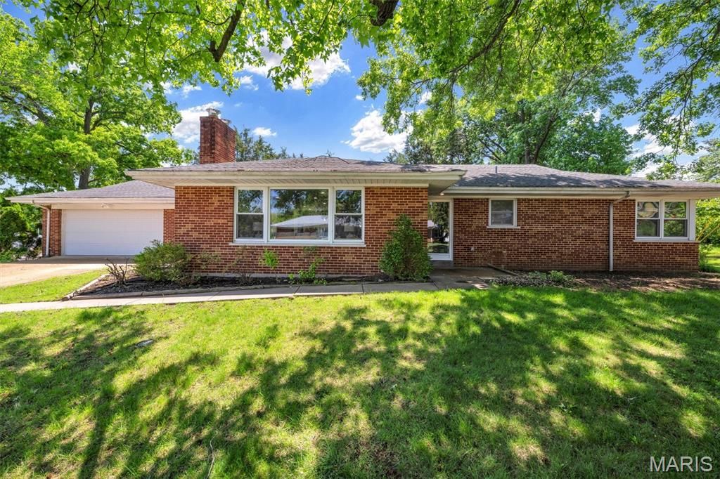 1401 Norman Place, St Louis, MO 63122