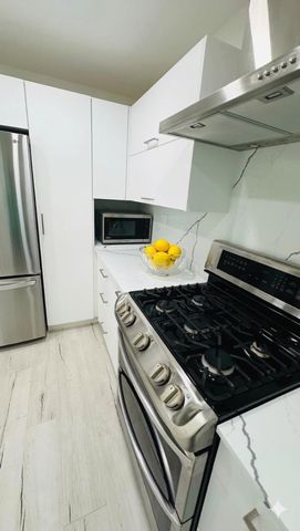 930 California 105, Santa Monica, CA 90403