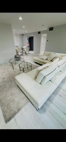 930 California 105, Santa Monica, CA 90403