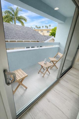 930 California 105, Santa Monica, CA 90403