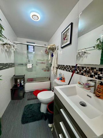 63-84 SAUNDERS Street 1K, Rego Park, NY 11374