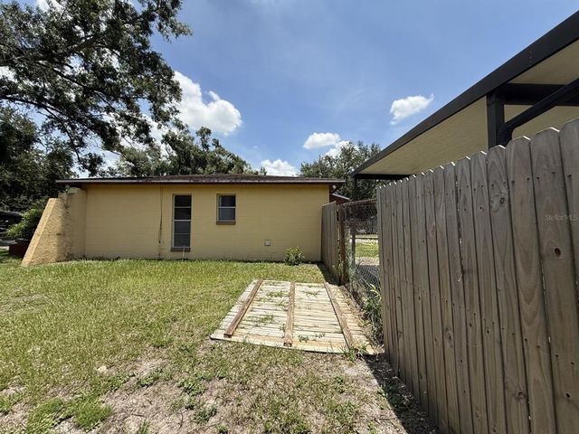 8609 FISH LAKE ROAD, Tampa, FL 33619
