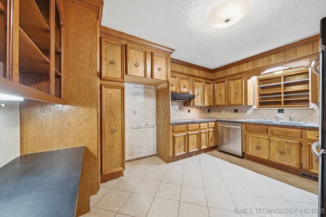 10821 E 25th Place, Tulsa, OK 74129