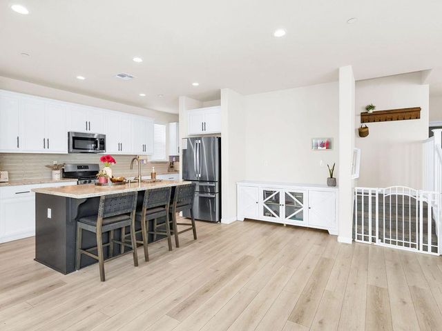 2104 Melody Ln, Modesto, CA 95355