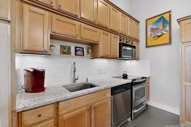 214 E Travis St Apt 402, San Antonio, TX 78205