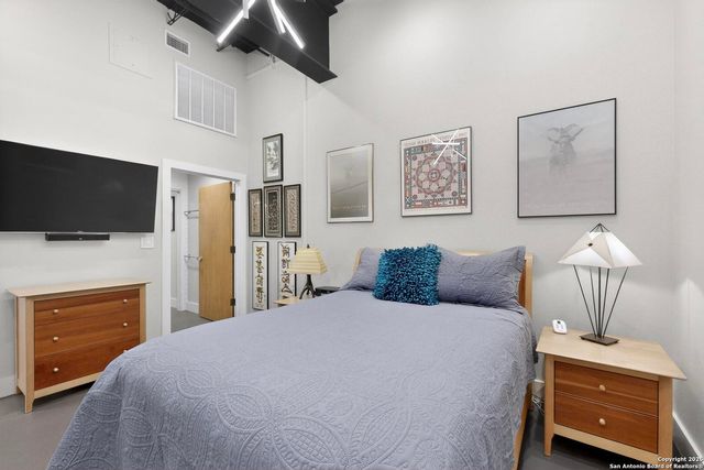 214 E Travis St Apt 402, San Antonio, TX 78205